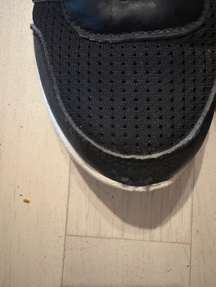 Basket tex noir un légèrement abîmé devant 37 - photo numéro 2