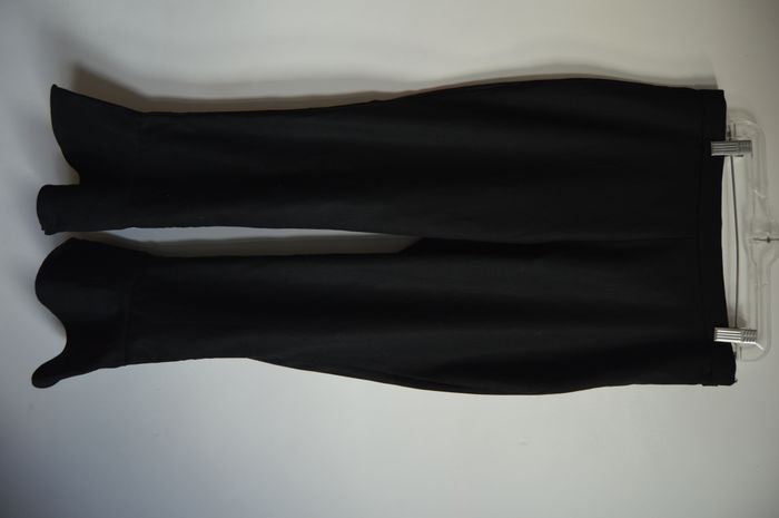 Pantalon noir AMISU coupe évasée bas volanté