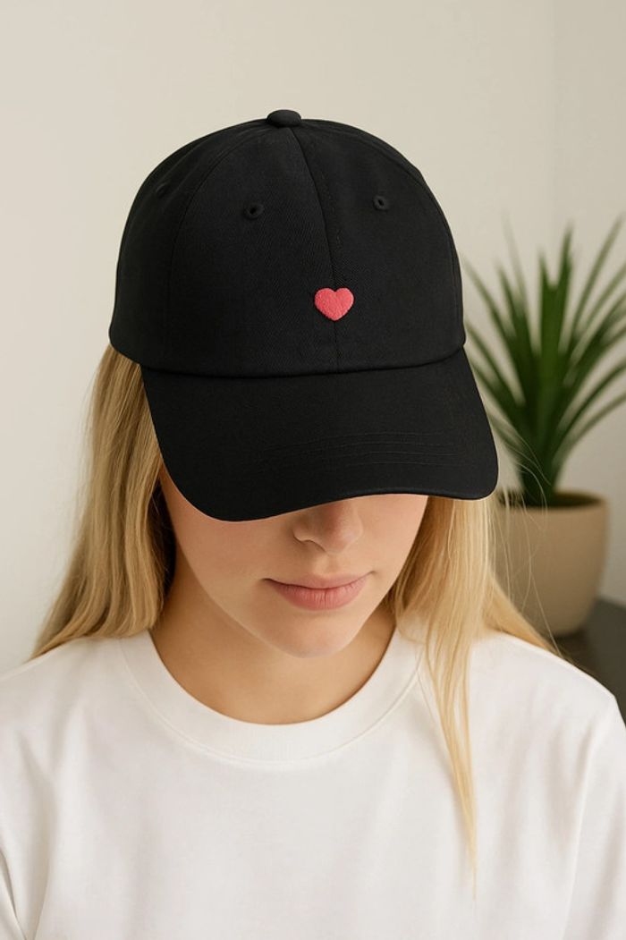 🖤 Casquette noire unisexe en coton – cœur brodé rose – Neuve