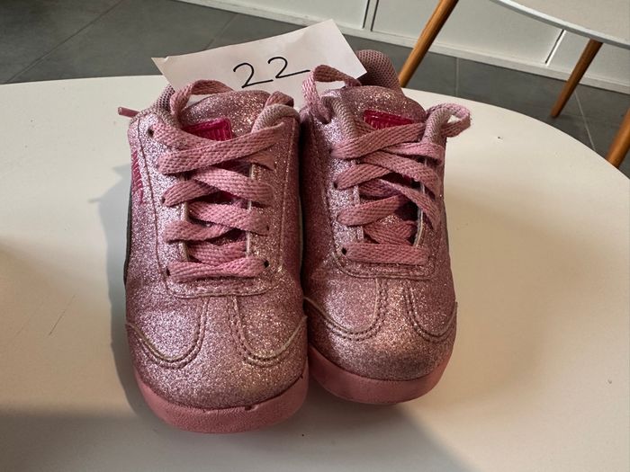 Lot de chaussures taille 19 à 22 - Puma, Minnie et autre - photo numéro 2