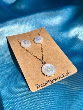 Parure de bijoux : collier et boucles d’oreilles clous