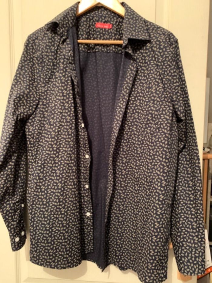 Chemise bleu marine avec petite feuille beige