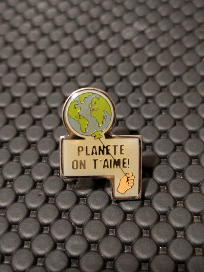Pin's planète Terre on t'aime