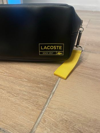Jolie trousse de toilette Lacoste 100 % cuir neuve