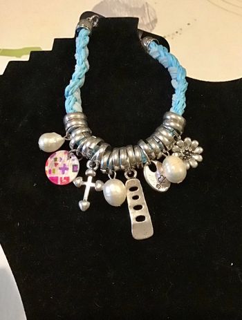 Bracelet fantaisie bleu et argenté avec breloques