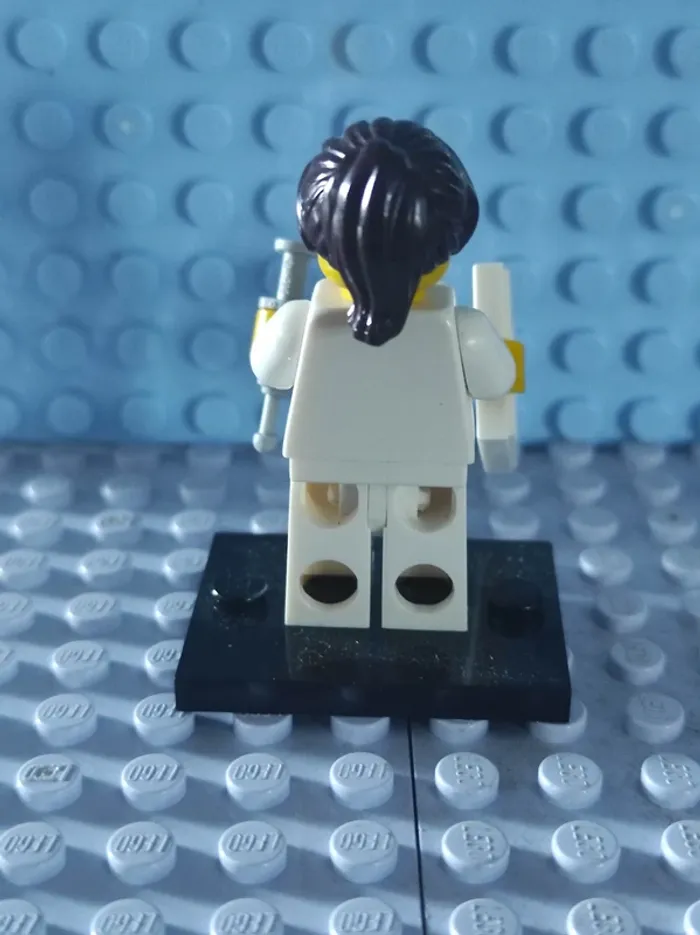 Minifig LEGO Nurse, Series 1 (Complete Set with Stand and Accessories) col01-11 E10 - photo numéro 4