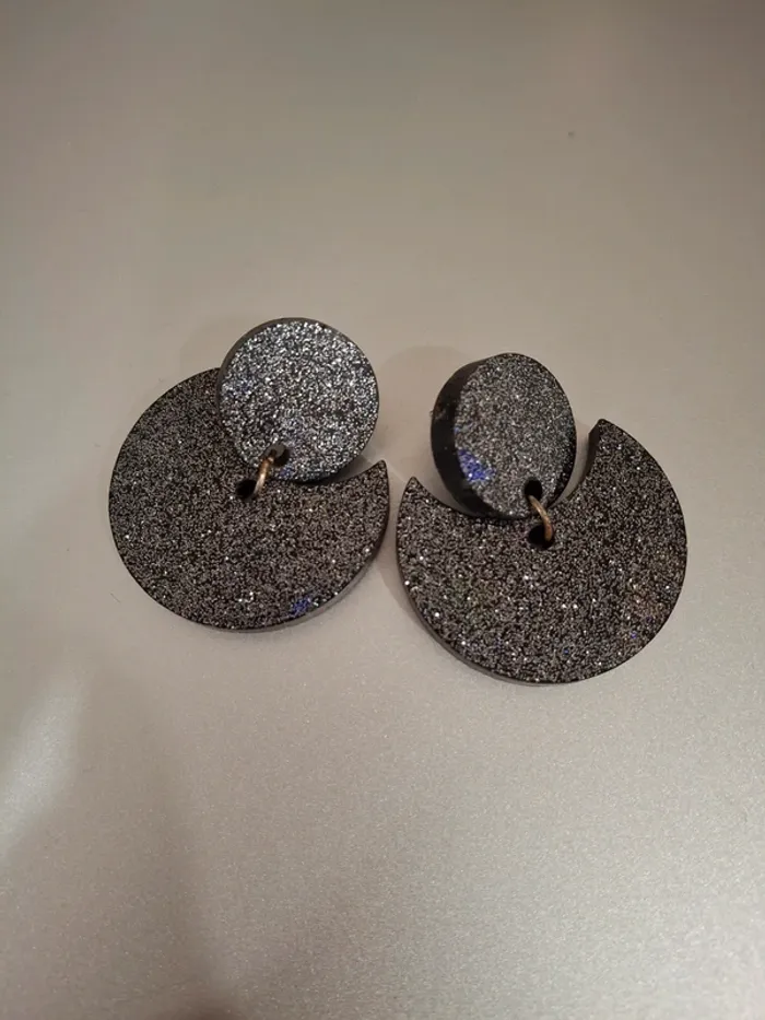 Boucles d'oreilles noir holo en résine - photo numéro 2