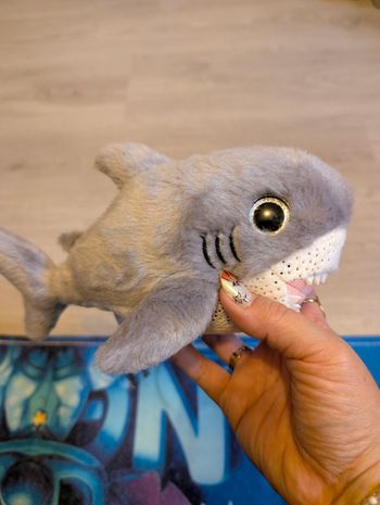 Requin peluche