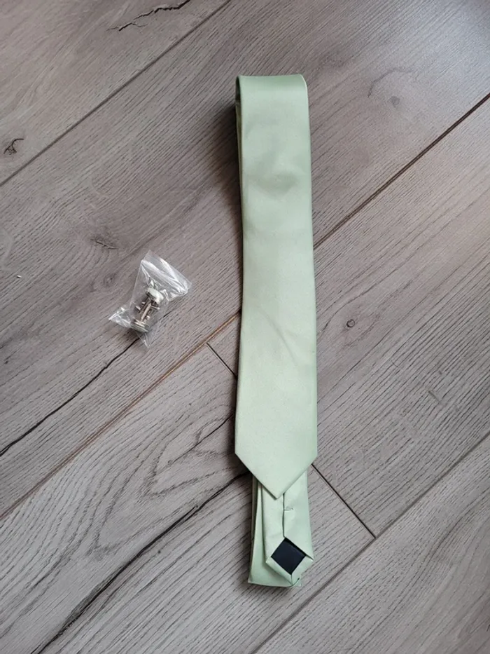 Cravate enfant + boutons neuf