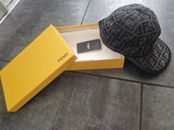 Casquette Fendi NEUVE - photo numéro 2