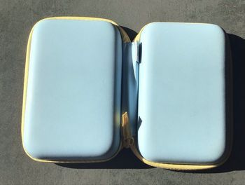 Trousse de toilette vide