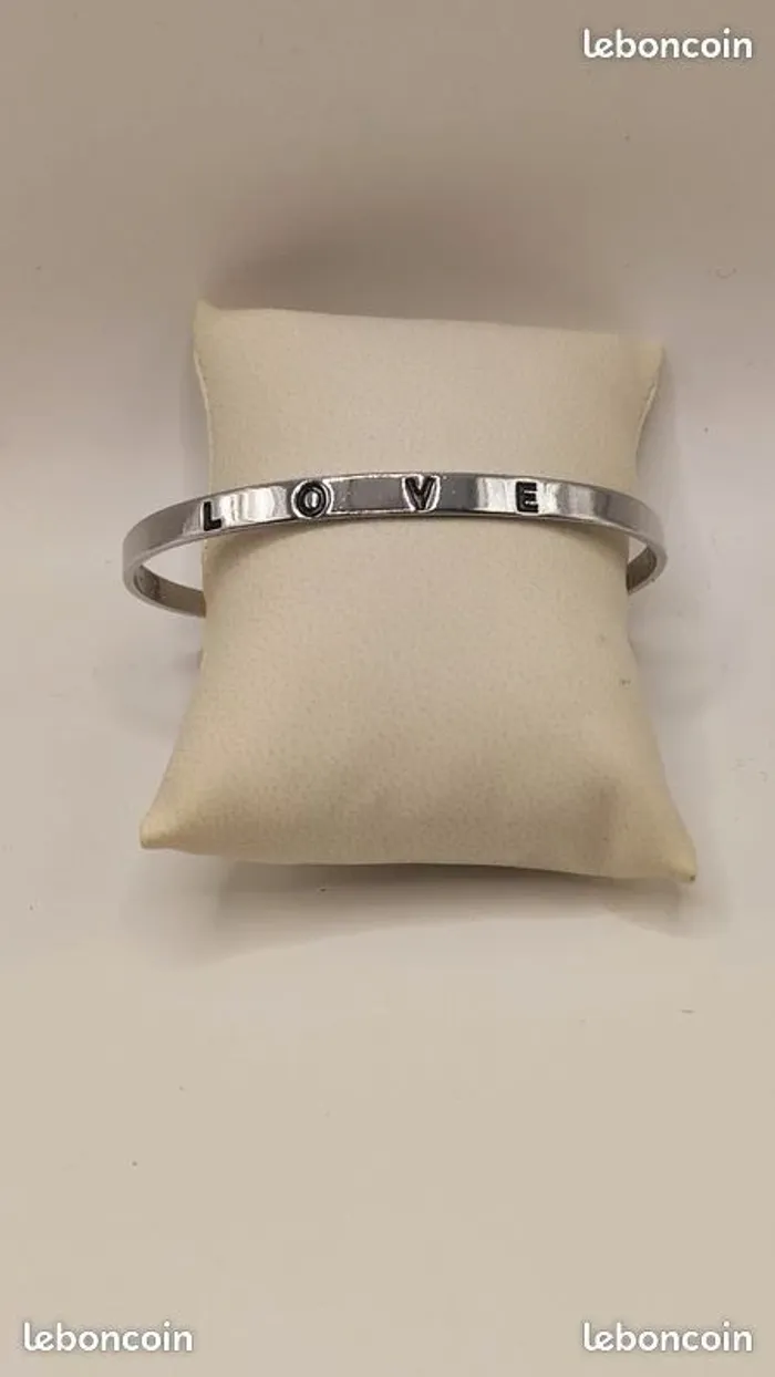 bracelet jonc inscription love couleur argent