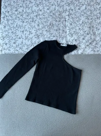 Top Mango noir, dénudé
