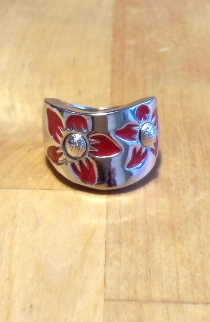 Bague argentée fleurs rouges