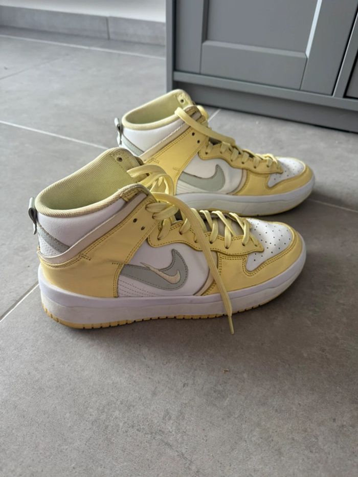 Baskets montantes Nike Dunk High Up jaune et blanc - photo numéro 2