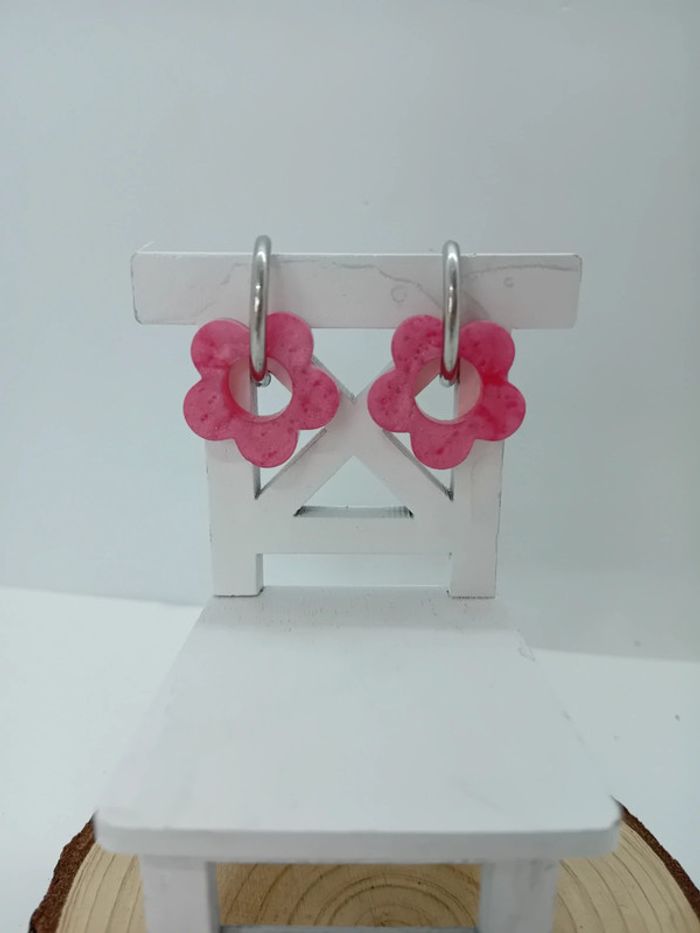 Boucles d'oreilles anneaux petites fleurs rose résine - photo numéro 2