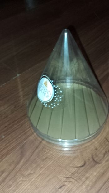 Cône, pyramide, boite vide de Ferrero