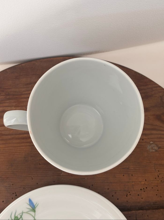 Superbe tasse et sa soucoupe fleurs bleues porcelaine de Limoges Singer - photo numéro 3