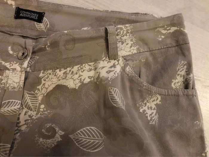 BB11- Short imprimé taupe/beige «  compagnie des aventures » T 46-48 porté 1 h - photo numéro 2