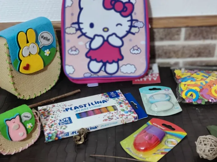 Lot accessoires enfant / fille - sac à dos, 2 sacs, gomme, taille crayon, pâte à modeler - photo numéro 3
