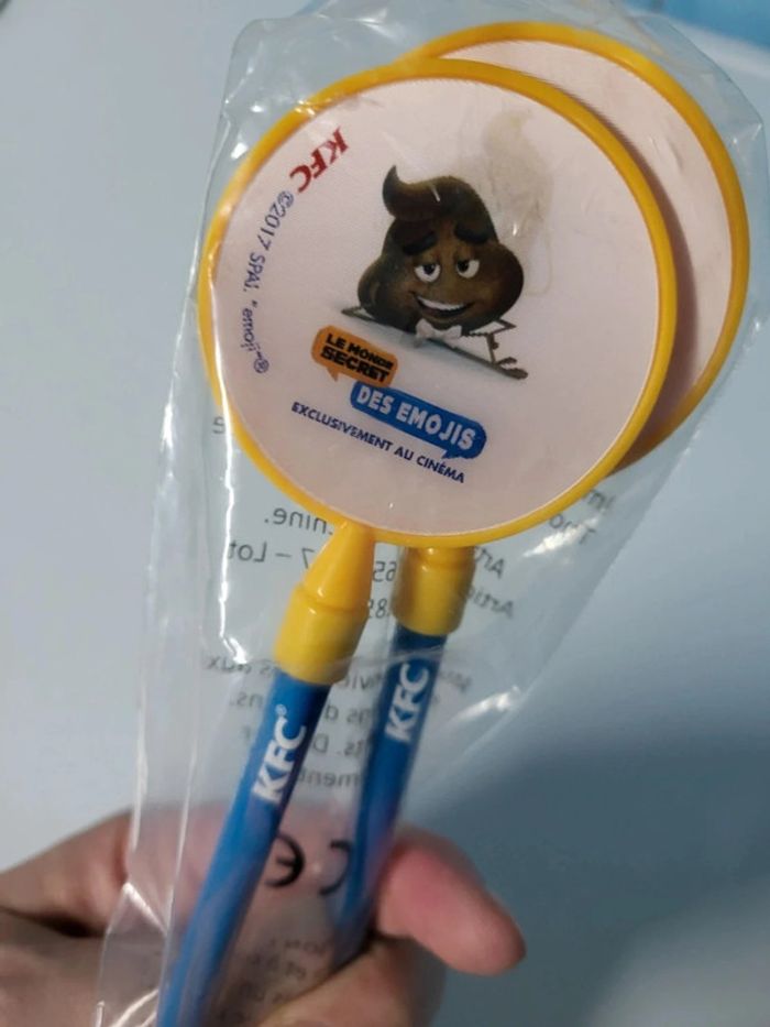 Lot de 2 crayons à papier Le monde secret des Emojis neuf - photo numéro 5