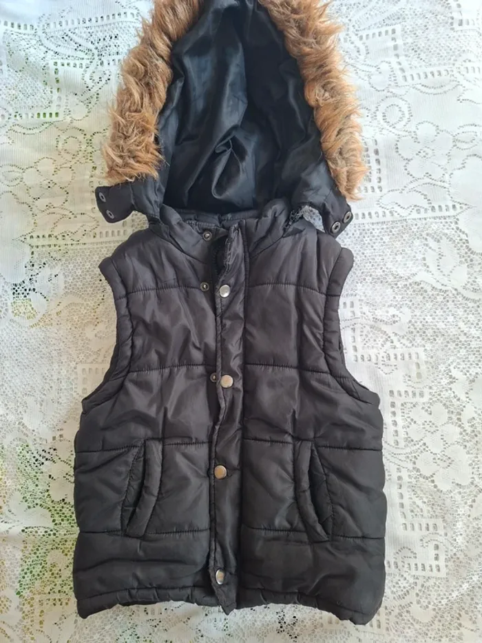 Doudoune sans manches noire - capuche, fourrure, La Redoute, en très bon état, taille 4 ans