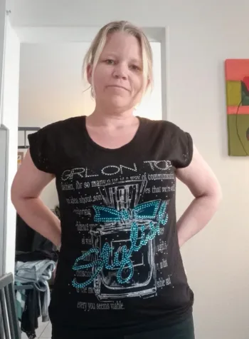 Joli Tee-shirt noir imprimé et ajouré sur l'arrière 36