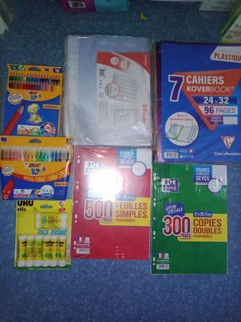 Fournitures scolaires, feutre, crayons de couleurs, cahiers ... neuf