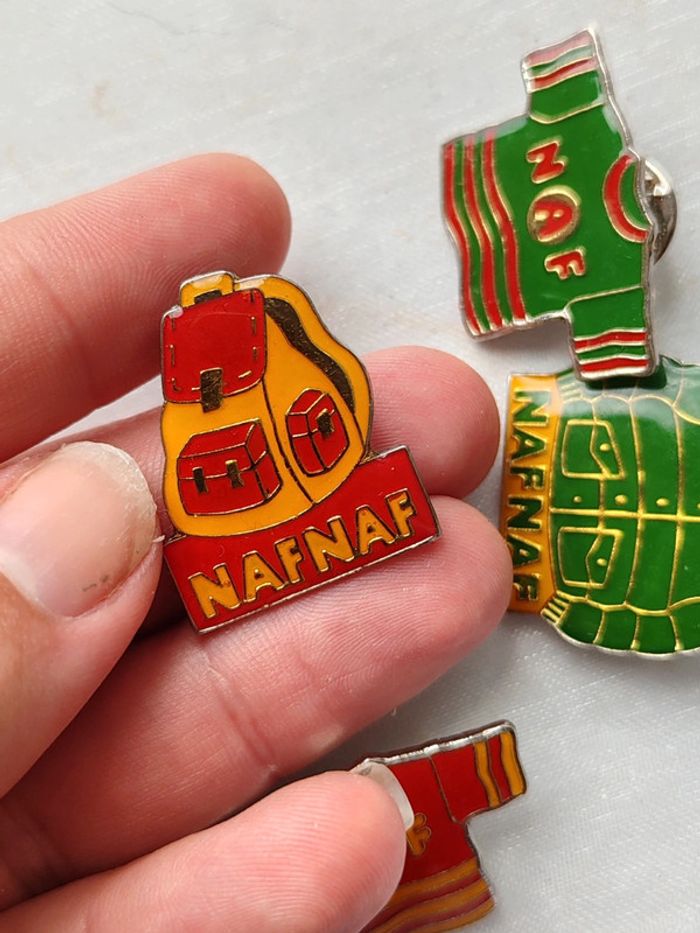 Lot de 4 pin's Naf naf vintage - photo numéro 3