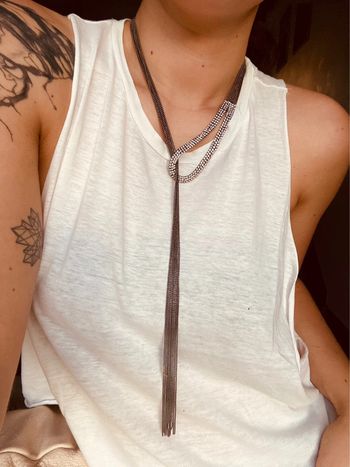 Long collier argenté avec strass très bon état