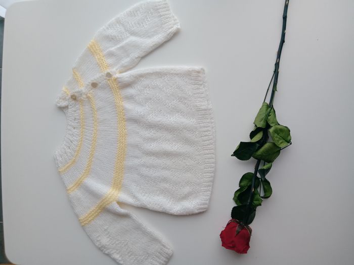 Pull fait main 3 mois - photo numéro 2