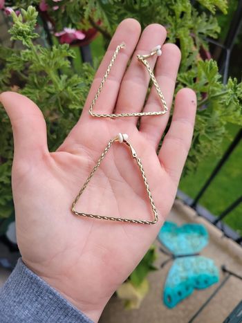 Créoles clips triangle acier gold ciselés