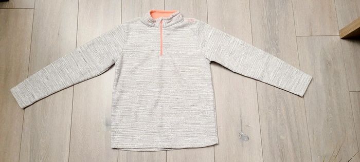 Pull polaire gris chiné et col couleur abricot. Fille 12 ans. Marque Decathlon