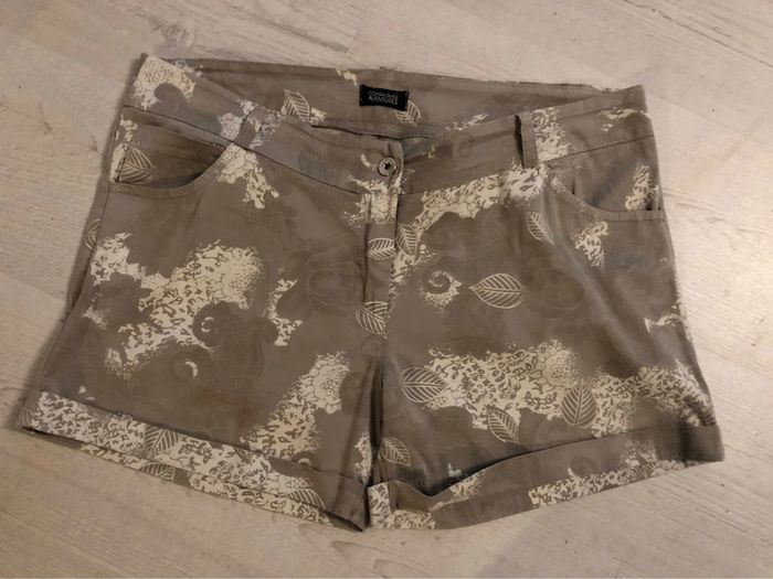 BB11- Short imprimé taupe/beige «  compagnie des aventures » T 46-48 porté 1 h