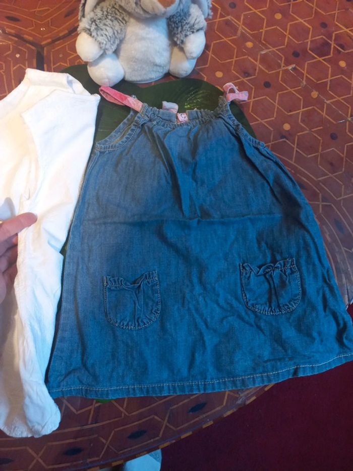 Lot 2 belles robes 24 mois blanche et jean - photo numéro 2