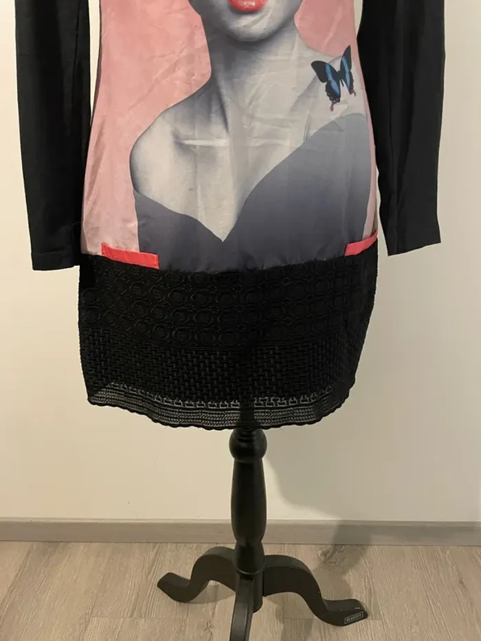 Robe Miss Captain taille 36 manches longues noir motifs rose - photo numéro 3