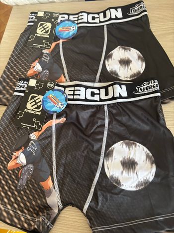Lot de deux. Freegun, Captain Tsubasa, taille 12 ans, 14 ans, neuf encore avec étiquette d’origine.
