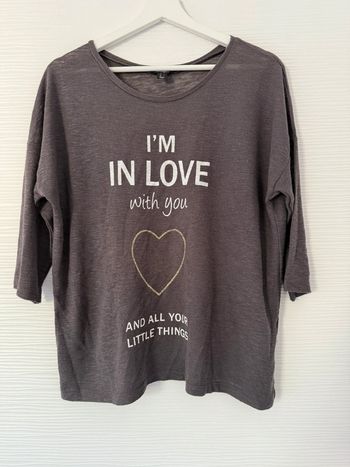 Haut t-shirt pull fin gris foncé anthracite écriture motifs à manches 3/4 col rond