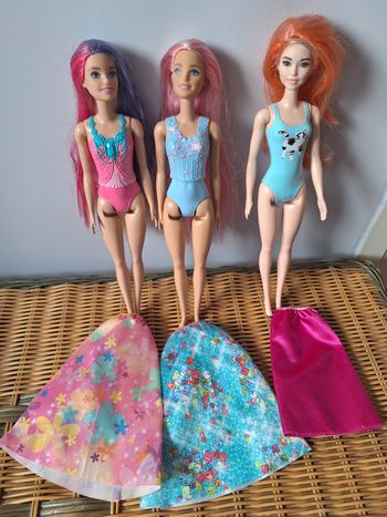 Lot de 3 barbies en maillot de bain dont 1 avec perruque
