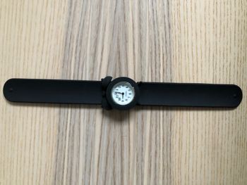 Montre snap noire en forme de montre