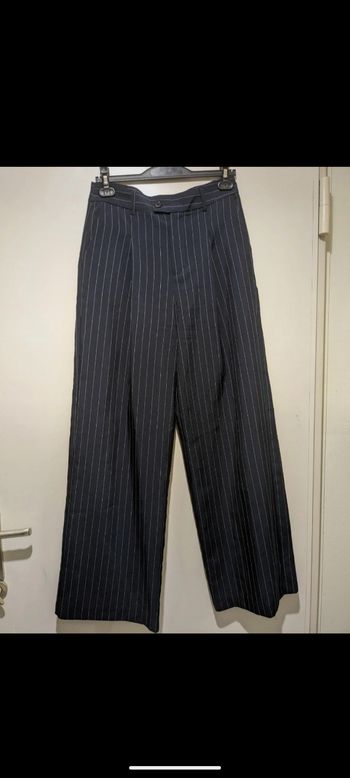 Pantalon Kiabi fluide à jambes larges bleu marine à rayures. Taille 38.