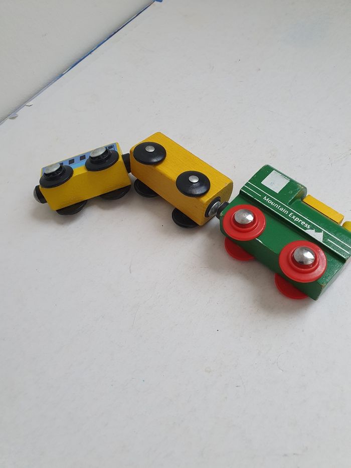 Petit train en bois - photo numéro 4