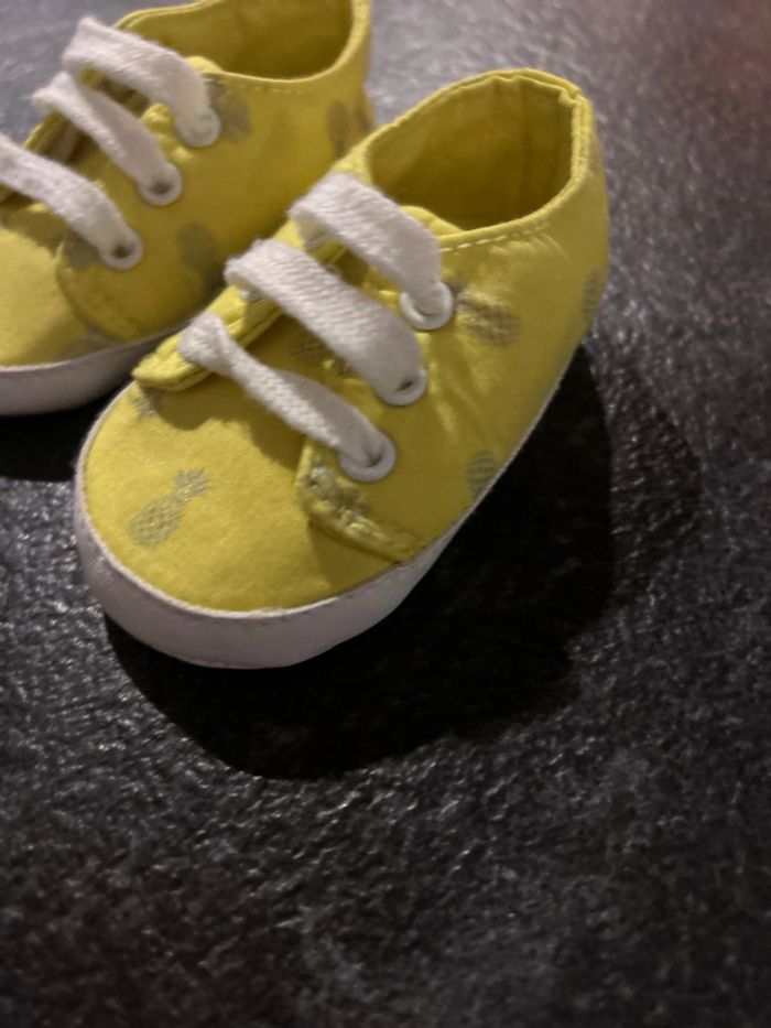Chaussures motif ananas taille 15/16 - photo numéro 2