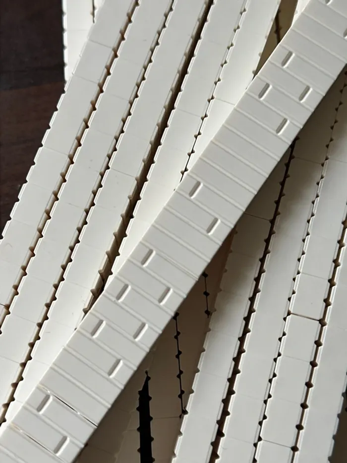 400 Brick Lego, Modified 1 × 2 with Masonry Profile ref 98283 White - photo numéro 2