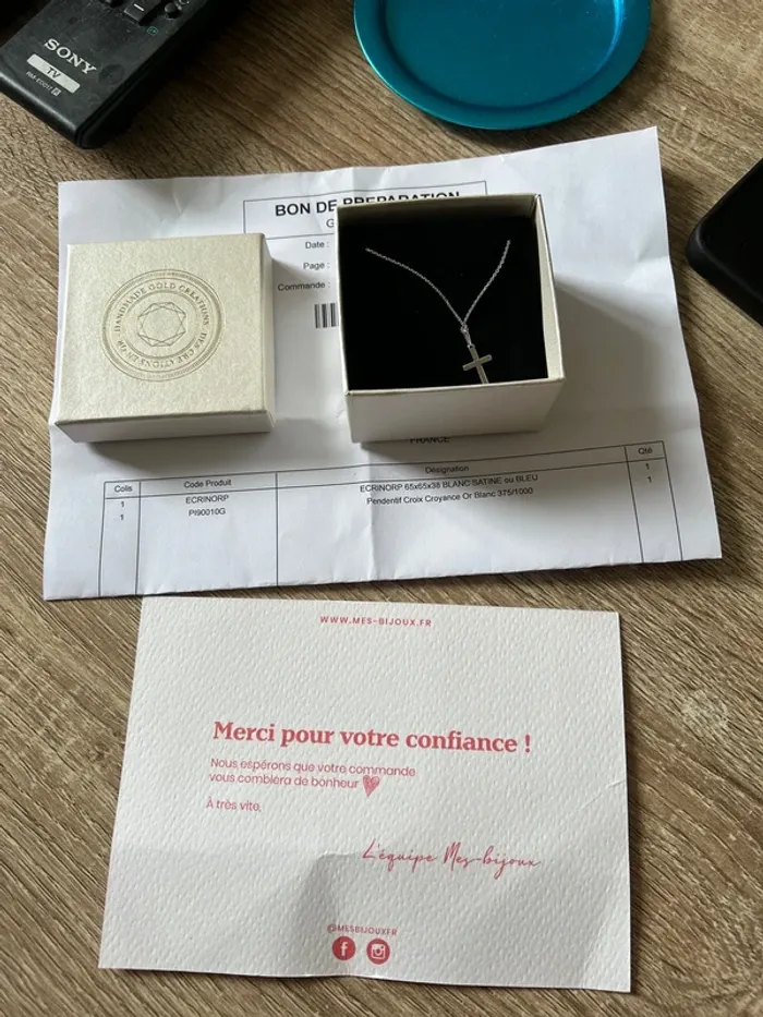 Chaîne plus croix en or blanc