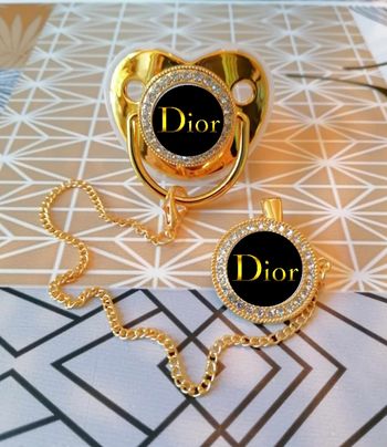 Tétine doré Dior