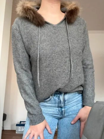 Pull gris à capuche