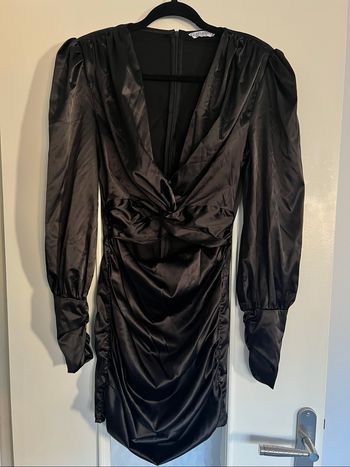 Robe noire satinée