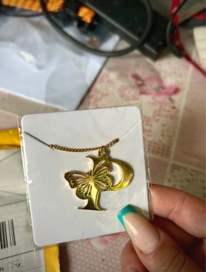 Collier doré avec papillon & lettre “P”