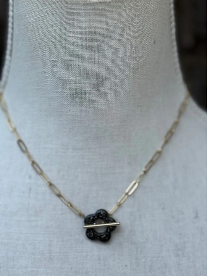 Collier mailles larges acier inoxydable or fleurs résine noire - photo numéro 2